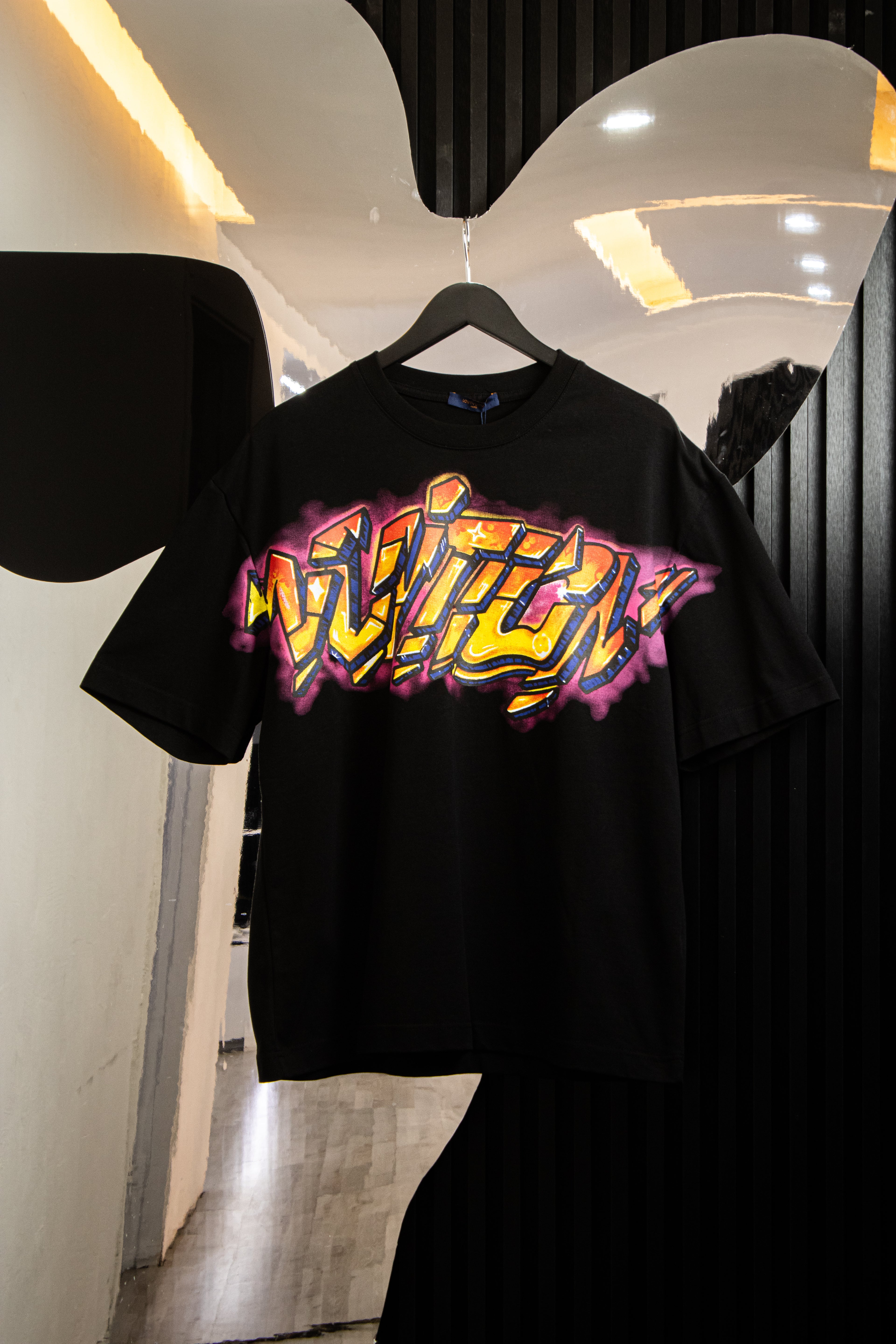 PLAYERA LV GRAFFITI OVERSIZED